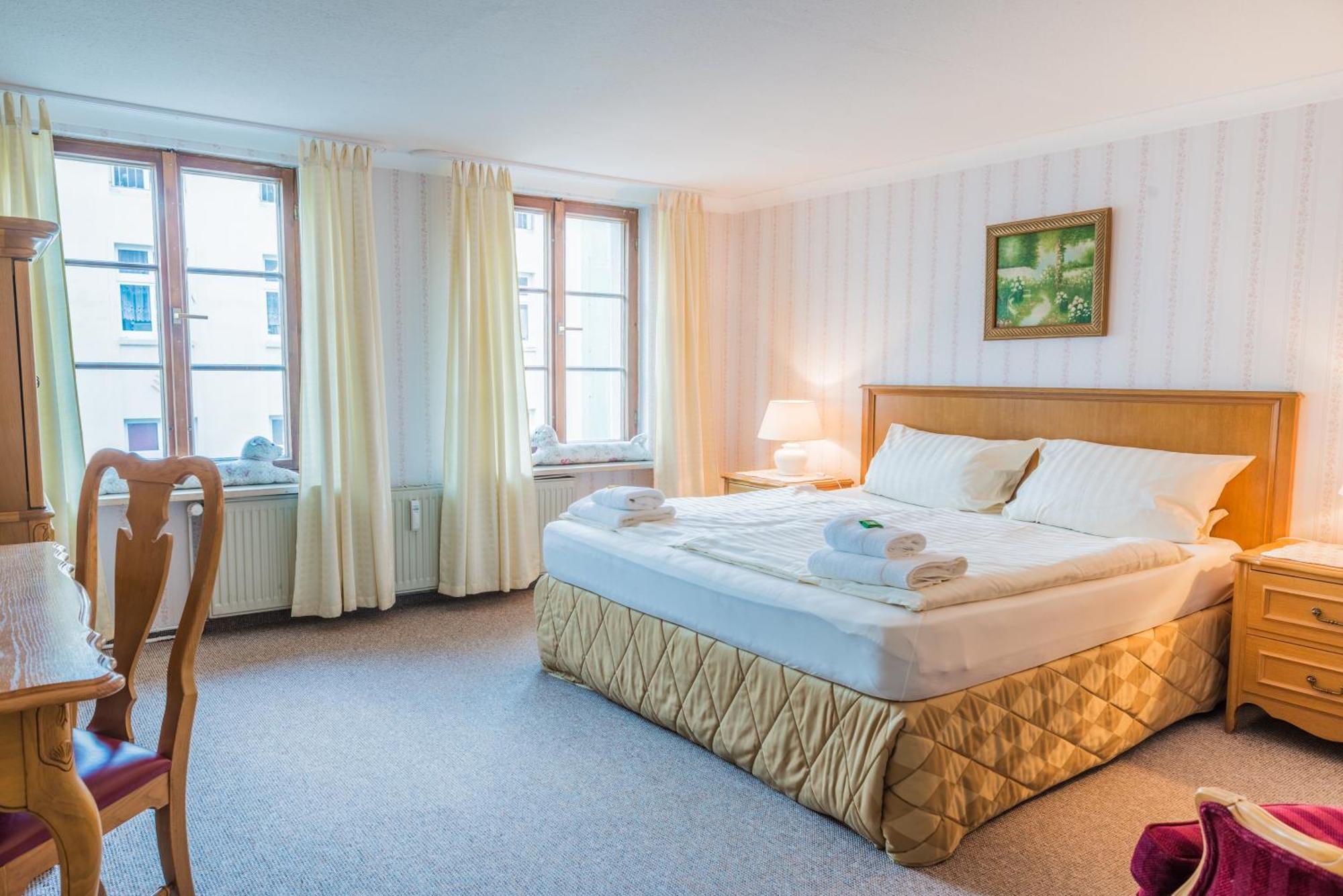 Romantisches Hotel Zur Traube Schwerin Шверин Номер фото