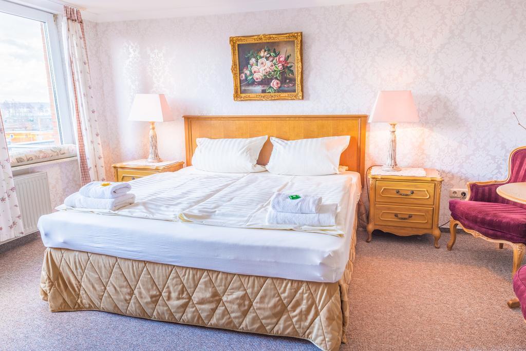 Romantisches Hotel Zur Traube Schwerin Шверин Номер фото