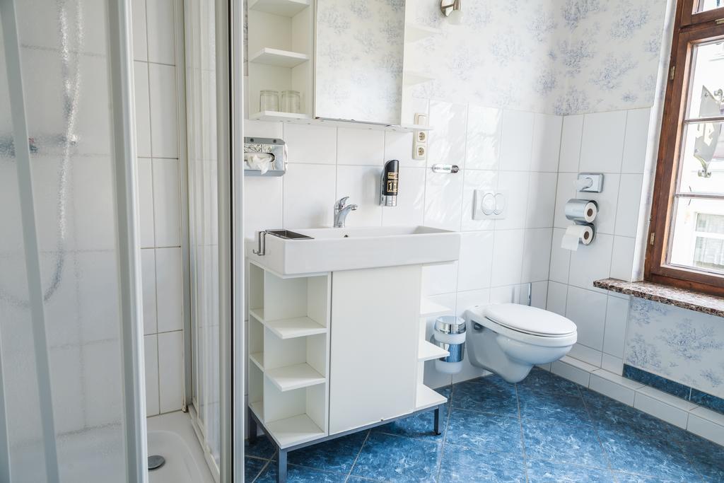 Romantisches Hotel Zur Traube Schwerin Шверин Номер фото